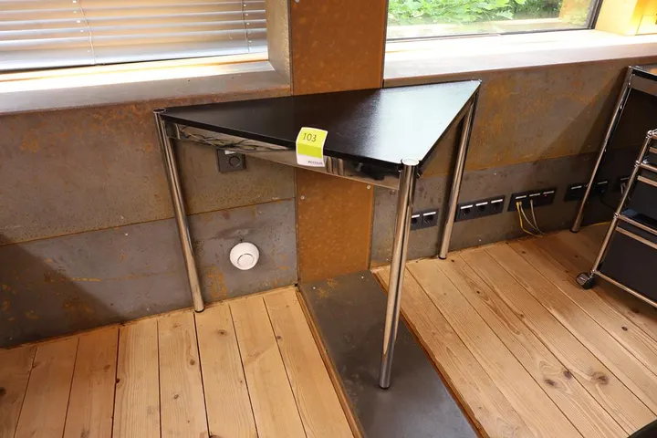 1 x USM Haller Dreiecktisch Tischmaß: 74 x 104 x 74 cm